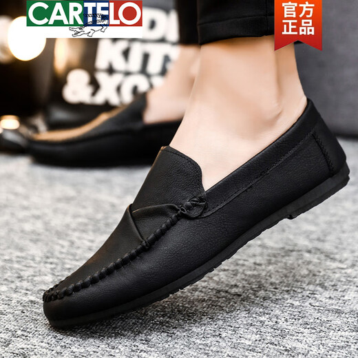 Cartelo Frühling vielseitig koreanisch atmungsaktiv nicht rutschloser Lederschuhe 2025 Neue Stil Fahren mit ein Fuß gepoppten Bohnenschuhen Herren trendige Herrenschuhe D826 Black 39