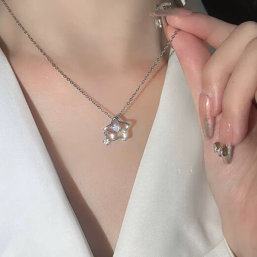 Jumping star necklace female ins niche design high-end student accessories clavicle chain necklace 2025 new fashion silver