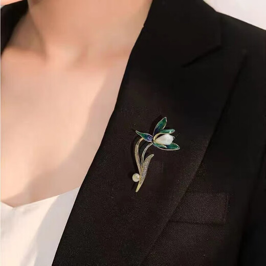 QUAMER's new magnolia corsage, light luxury brooch, high-end pearl design, niche coat with white magnolia