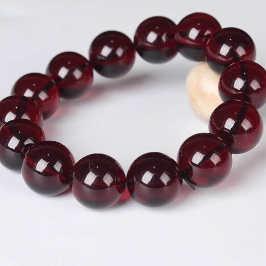 Minol amber water purification is free of impurities, flawless and cracked. The diameter is about 16mm and the weight is about 35.82g.