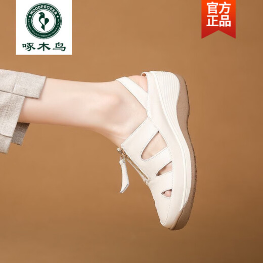 啄木鸟2025夏季新款包头凉鞋女不累脚软底妈妈皮鞋真皮坡跟女鞋透气鞋子 688丨米白色 37