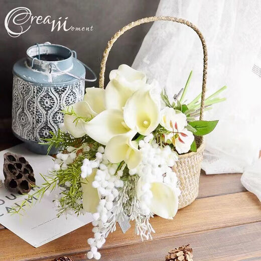 Calla Lily Bride tenant des fleurs dans les mains et prend des photos pour la décoration et les propositions de mariage obtenant une image principale des accessoires de bouquet