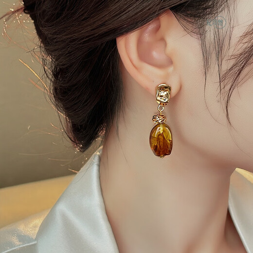Ji Yuyou Clear Amber Maillard Earrings Women's High-Quality Light Luxurious Temperament Earrings Autumn and Winter Earrings 2025 New Amber