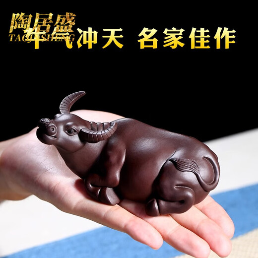 Tao Jusheng's purple sand tea petting cow ornaments can be raised by the famous artist Chen Hongjun. Fully handmade bull-like tea play. Boutique buffalo tea play. Hand-made works by Chen Hongjun.
