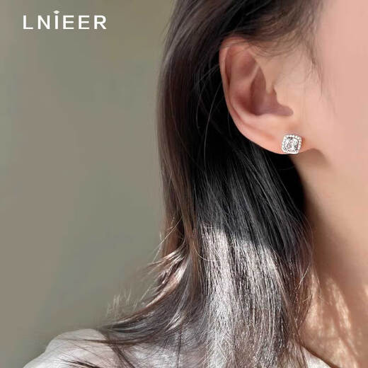 LnieerS925 silver sugar cube earrings for women 2025 new popular niche design light luxury earrings high-end autumn and winter earrings S925 silver sugar cube earrings (small size)