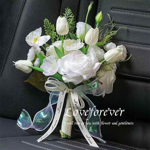 Calla Lily Bride tenant des fleurs dans les mains et prend des photos pour la décoration et les propositions de mariage obtenant une image principale des accessoires de bouquet