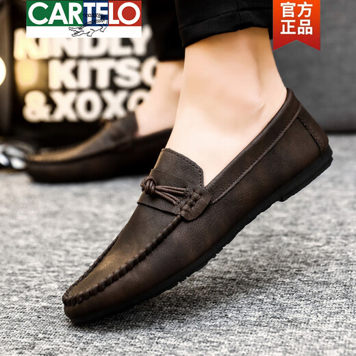 Cartelo Frühling vielseitig koreanisch atmungsaktiv nicht rutschloser Lederschuhe 2025 Neue Stil Fahren mit ein Fuß gepoppten Bohnenschuhen Herren trendige Herrenschuhe D826 Black 39