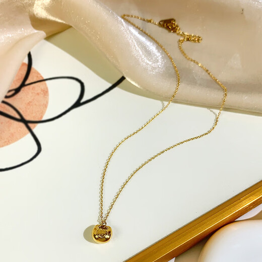 Pop Huanmei small gold lock blessing word necklace for women 18k gold pendant light luxury niche high-end simple sweater chain 18k gold