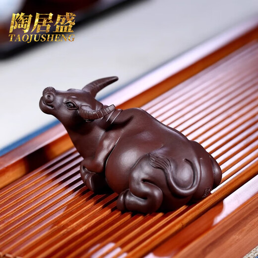 Tao Jusheng's purple sand tea petting cow ornaments can be raised by the famous artist Chen Hongjun. Fully handmade bull-like tea play. Boutique buffalo tea play. Hand-made works by Chen Hongjun.