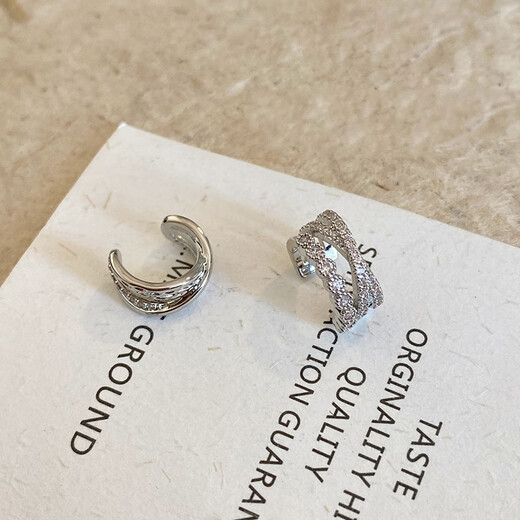 Platinum multi-layered ear cuffs, light luxury, super beautiful, high-end, cold style ear cuffs for women without pierced ears, rhinestone earrings, silver zircon ear cuffs (two)