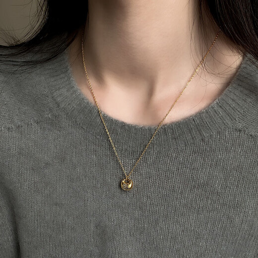 Pop Huanmei small gold lock blessing word necklace for women 18k gold pendant light luxury niche high-end simple sweater chain 18k gold