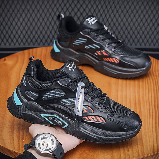 Chaussures masculines HKAQ 2025 Été Nouveau chaussure en maille respirante style coréen masculin Sports de sport pour hommes blancs Chaussures papa blanc 833 39