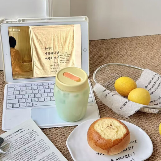 Tupperware suction can 550ml for girls and students, sealed water cup with straw, summer homemade drink milkshake, milky yellow