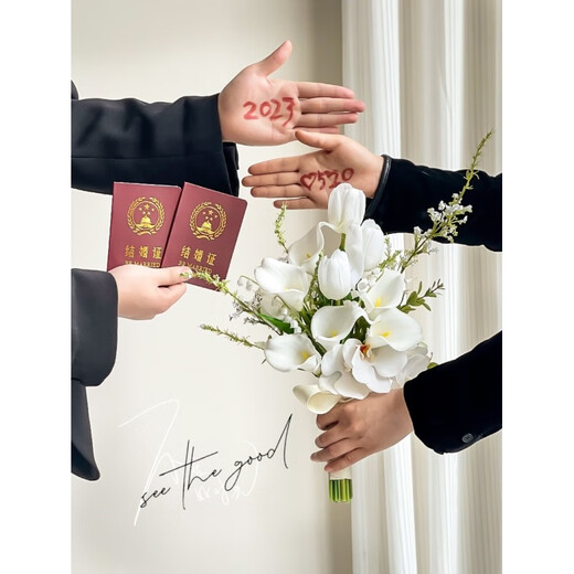 Calla Lily Bride tenant des fleurs dans les mains et prend des photos pour la décoration et les propositions de mariage obtenant une image principale des accessoires de bouquet