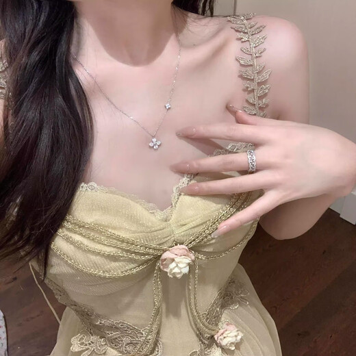 Lucky four-leaf clover necklace women's summer light luxury niche design high-end small flower clavicle chain hot style choker four-leaf clover necklace