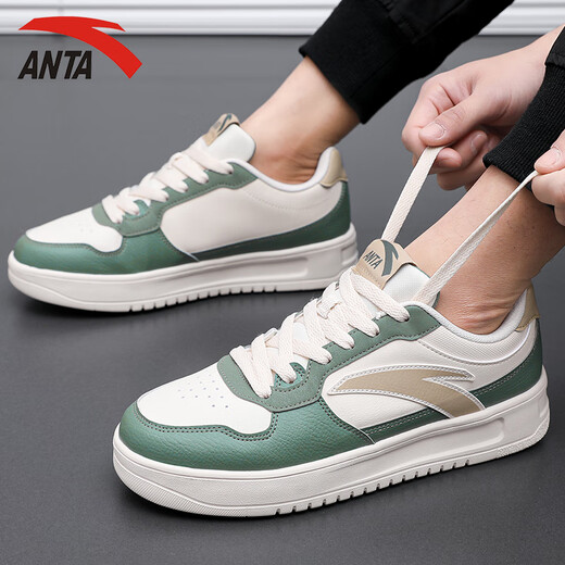 Anta (Anta) Herrenschuhe und -schuhe für Männer 2025 Sommer Neue Lederflächenflächen-Wasser-Splicht-resistentes kleidung-resistente Freizeitschuhe Leichte und trendige weiße Schuhe für Männer entspannen 3-riechende Grün/Fisch Bauch weiß/Latte Khaki 42