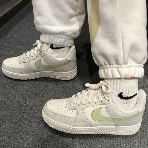 Nike (Nike) Casual Shoes Женская обувь 2025 Summer New Sports Shoes af1 Air Force One Модные легкие и универсальные кроссовки с низкой вершиной IB3881-001 Белый зеленый серой 37,5