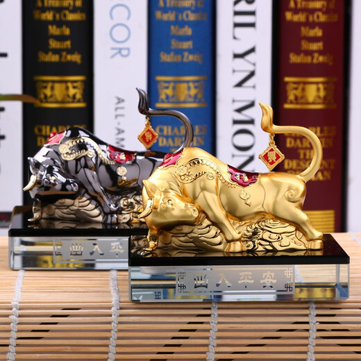 Alloy car ornaments, zodiac sign, ox car interior decorations, creative car perfume seats to ensure safe entry and exit - Funiu gold