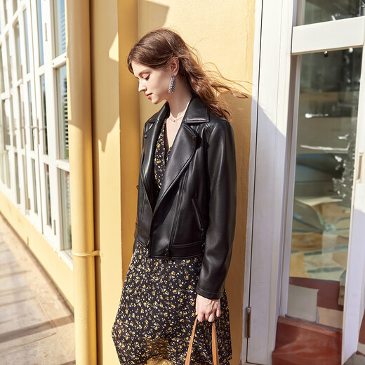 Qiushui Yiren retro motorcycle leather jacket for women in 2025 autumn new short lapel leather jacket this year's popular black jacket Black M