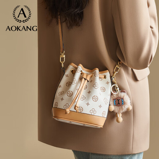 奥康（Aokang）包包女包潮流时尚水桶包大容量手提包通勤休闲七夕情人节送女友 米白色（煤球挂饰）
