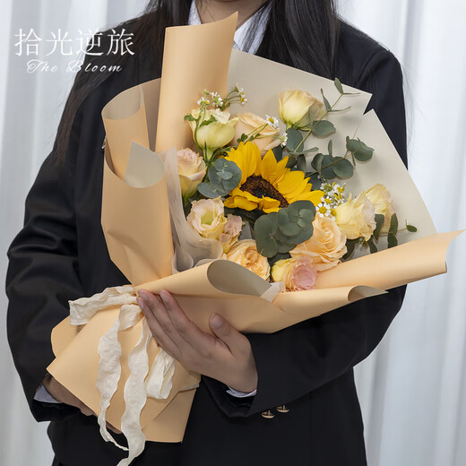 Sunflowers and Roses Mixed and Matched Bouquets Delivered in the Same City as a Flower Delivery for Girlfriends and Best Friends Holiday Gifts Bouquets Delivered by Flower Shops Silent Love丨Sunflowers and Champagne Roses and Lisianthus Mixed and Matched Small Bouquets