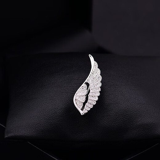 Chishe simple and versatile design, compact and versatile, fixed anti-exposure buckle, exquisite wings, small brooch, suit collar accessories, silver