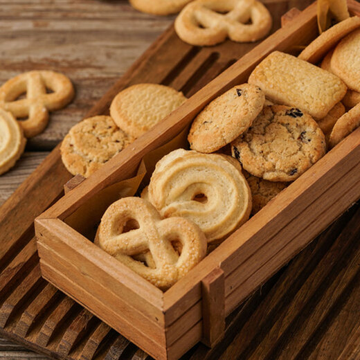 
DANISA Crown Danish Cookies 681g Gift Box Danisa Indonesia imported Danish butter cookies New Year's goods delivery [shelf life until July 26] 908g Crown Gift Box (Crown Cookies Iron Can Gift Box.