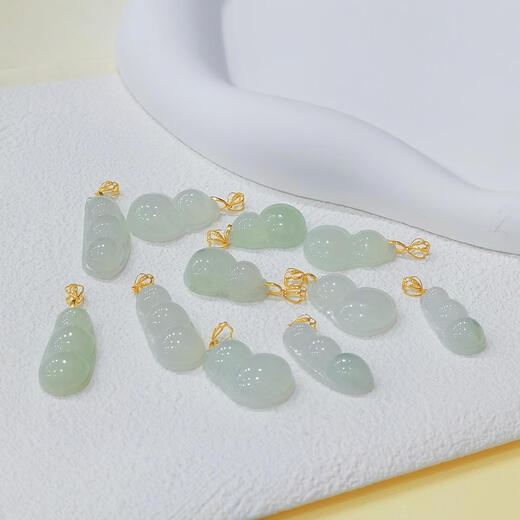 Qianjun 18K gold A-grade ice seed green bean Fushou gourd pendant, light luxury and high-end accessories, green beans