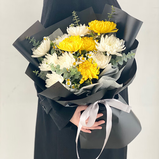 Aitong Flowers delivers within the city chrysanthemum bouquets for the Qingming Festival and Hungry Ghost Festival, memorial services, funerals, tomb-sweeping flowers, and flowers for mourning at the grave. The sound and appearance are beautiful. 11 mixed yellow and white chrysanthemum bouquets. Delivery within the city. Supports appointment dates.