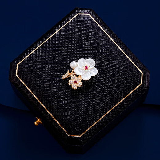 Violet carved plum brooch high-end women's exquisite white plum blossom corsage 2025 new trendy brooch champagne gold