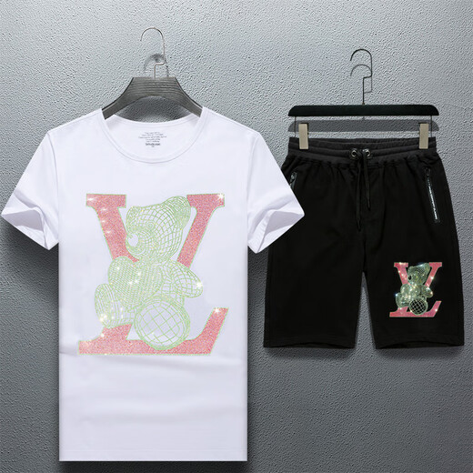 Kuqi European Station 2024 New Iron Diamond T-shirt à manches courtes Short Suit pour garçons en forme de V Jeune homme décontracté Internet Célébrité Summer DK-1047 Black M (adapté à 110-120jin [Jin est égal à 0,5 kg]))