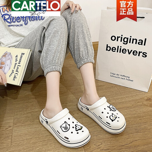 卡帝乐鳄鱼（CARTELO）踩屎感洞洞鞋女夏厚底包头凉鞋防滑增高2025新款拖鞋外穿女款春秋 6231-2白黑 35 36