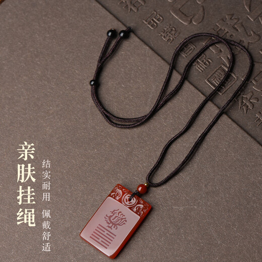 Li Juming's ornaments for replenishing the lack of fire in the five elements. Li Gua belongs to the fiery chalcedony agate pendant. Li is the fire hexagram and loves the fire Suzaku pendant.