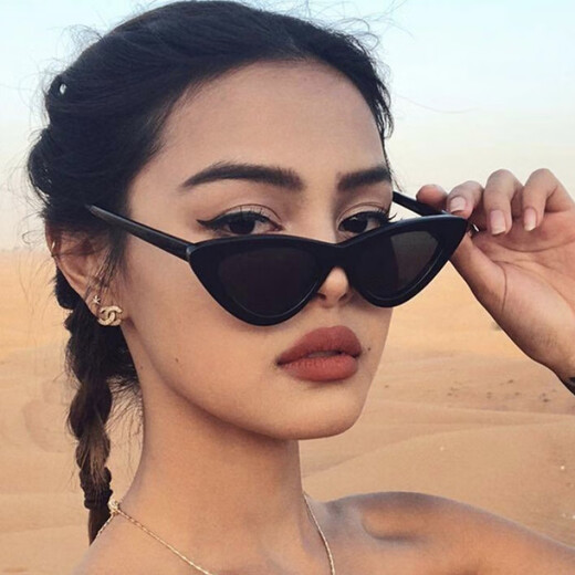 BENEUNDER Fishing under Banana Fishing Europe and America Retro Triangle Cat Eyes Sunglasses Women Korean Style Trendy Ins Disco Hot Girls Sunglasses Internet Celebrity Street Shooting Hip Hop Black Frame Gray Black Film-Shop Manager