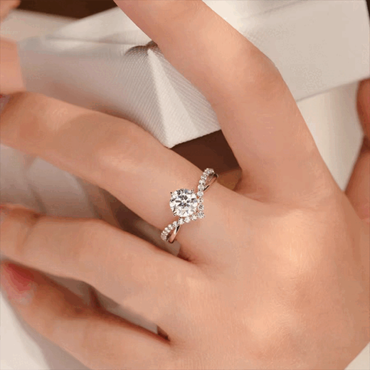 Pt950 platinum crowns love one carat moissanite diamond ring platinum couple ring engagement ring for girlfriend light luxury model crowns love center diamond 50 points live mouth (live mouth can be adjusted in size)