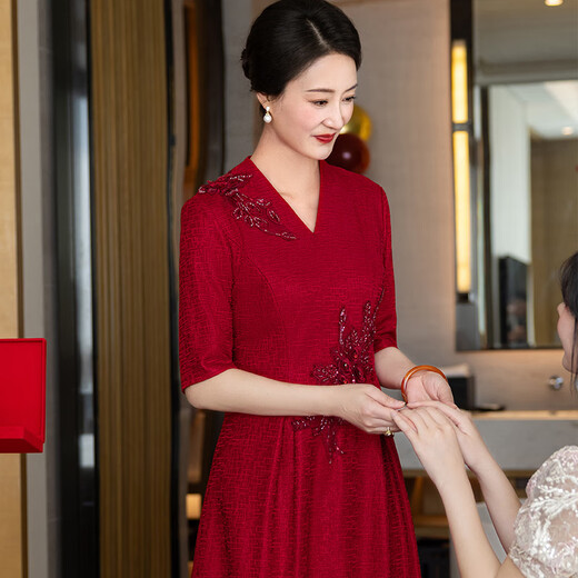 离境天儿子结婚妈妈穿的旗袍遮肚子小个子年轻洋气妈妈装婚宴领旗袍喜婆 酒红色9863 L推荐100-110斤 均码