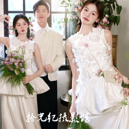 SI Ruilin Couple de voyage Studio Photo Nouveau coréen Fresh Couple Portrait Simple Wedding Photo Lawn Couple Travel Photo Robe blanche Taille égale
