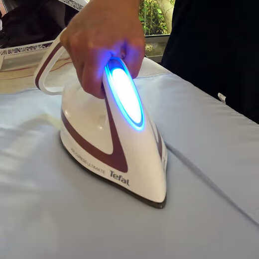 Tefal Electric Iron Home Handheld Dampf-Booster Konstante Temperatur Flachbügeln integrierter Bügelmaschine Flachtemperatur Nicht-Schadens-Sterilisation Effiziente Faltenentfernung und nicht schwebende Kleidung Fixes Bügeln GV9721 Lila und rot weiß