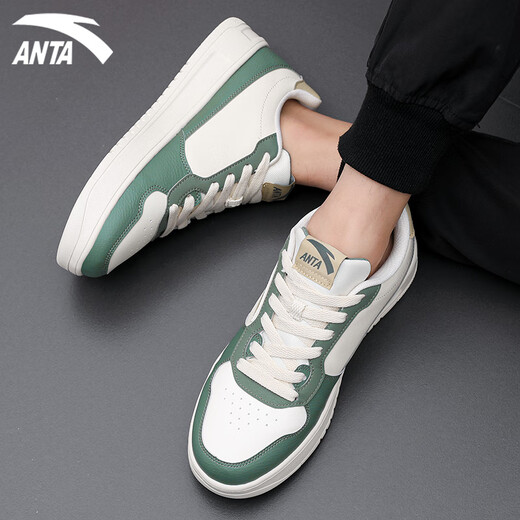 Anta (Anta) Herrenschuhe und -schuhe für Männer 2025 Sommer Neue Lederflächenflächen-Wasser-Splicht-resistentes kleidung-resistente Freizeitschuhe Leichte und trendige weiße Schuhe für Männer entspannen 3-riechende Grün/Fisch Bauch weiß/Latte Khaki 42