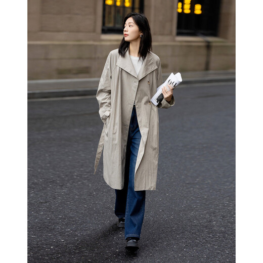 德玛纳【纸片人效果】春季学院风立领压褶系带藏肉云感棉风衣外套女长款