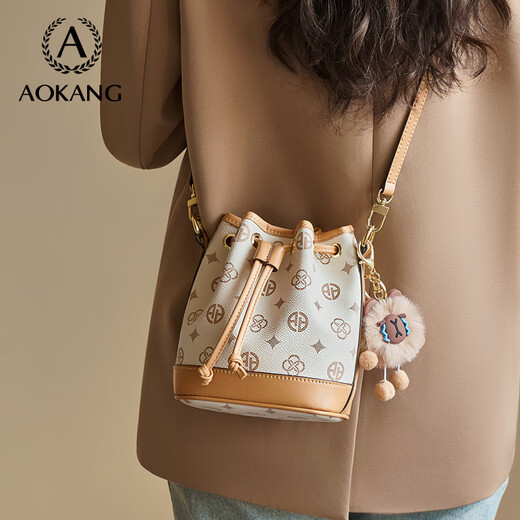 奥康（Aokang）包包女包潮流时尚水桶包大容量手提包通勤休闲七夕情人节送女友 米白色（煤球挂饰）