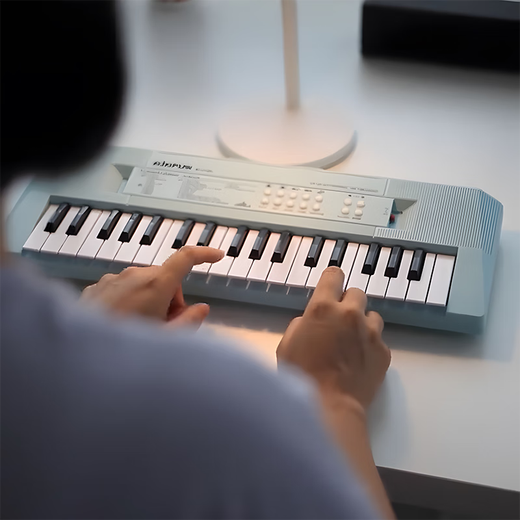 Electronic Piano 37 Tasten der Kinderanfänger können musikalische Instrumente 61 Tasten für Jungen- und Mädchen-Home Music Toys 37 Tasten Black Piano [4-teiliges Set/Up-Upgrade-Ladungspaket] spielen.