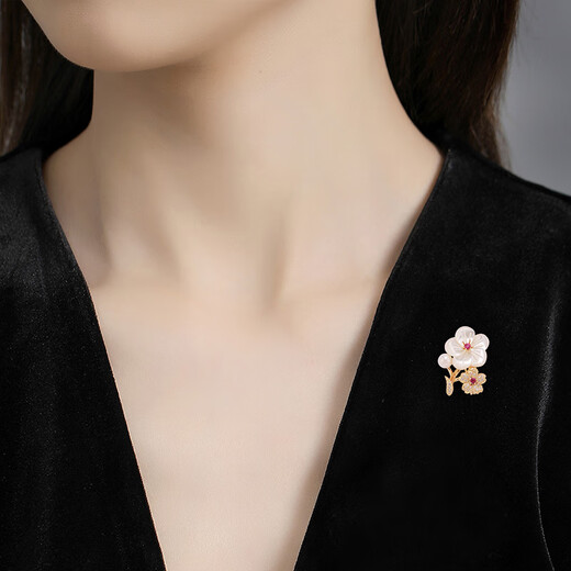Violet carved plum brooch high-end women's exquisite white plum blossom corsage 2025 new trendy brooch champagne gold