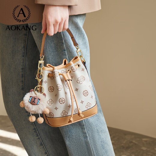 奥康（Aokang）包包女包潮流时尚水桶包大容量手提包通勤休闲七夕情人节送女友 米白色（煤球挂饰）
