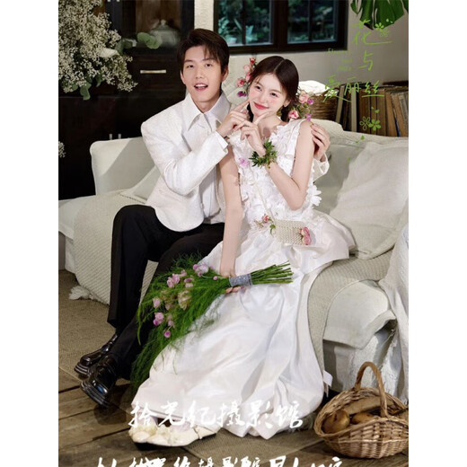 SI Ruilin Couple de voyage Studio Photo Nouveau coréen Fresh Couple Portrait Simple Wedding Photo Lawn Couple Travel Photo Robe blanche Taille égale