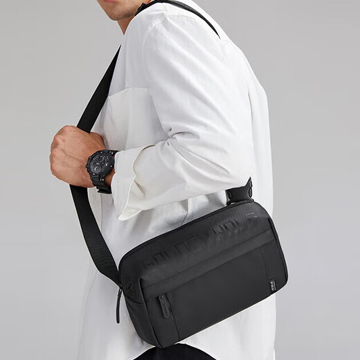 新款男士胸包休闲防泼水高级感斜挎包时尚大容量多功能男款单肩包 黑色