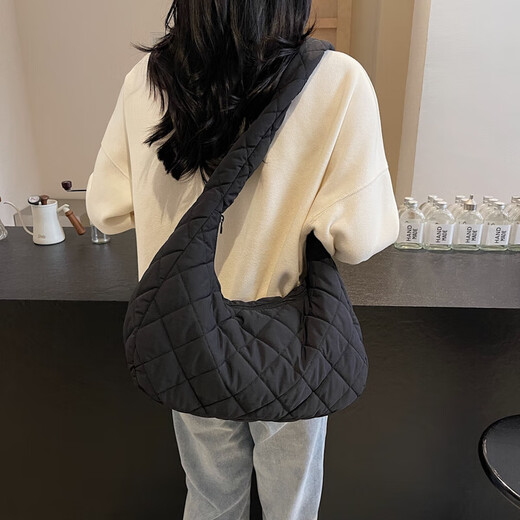 Yunduo Puff Bag Women's 2025 New Fashion Summer Shoulder Bag Niche Ins Fashionable and Versatile Commuter Underarm Bag Black