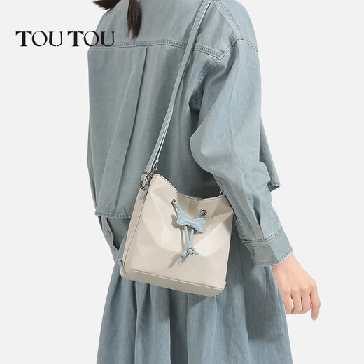 Toutou Spring New Geometric Blue Travel Backpack Large Capacity Simple and Versatile Underarm Bucket Bag Cream White