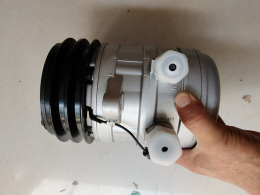 
Rita is suitable for Bobcat S550 S750 Swallow car air conditioner compressor air conditioner pump Kubota V2603 compressor Bobcat KT08 6 slots