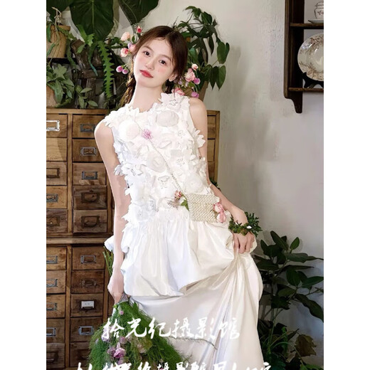 SI Ruilin Couple de voyage Studio Photo Nouveau coréen Fresh Couple Portrait Simple Wedding Photo Lawn Couple Travel Photo Robe blanche Taille égale